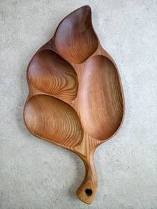 Plateau de service en bois biologique fait à la main 4 compartiments en forme de cœur avec plats et assiettes au design de trèfle par Heartwood - Product Image 6