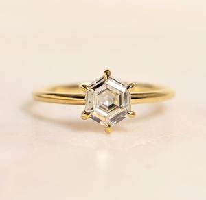 Anillo Solitario de Diamante Cultivado en Laboratorio con Forma Hexagonal de 1.35 Ct, Diamante HPHT, Oro Amarillo, Anillo de Compromiso, Forma Hexagonal Única, Propuesta de Matrimonio - Product Image 3