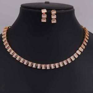 Ensemble collier et boucles d'oreilles en alliage plaqué or tendance de forme cubique avec pierre en zircone cubique (AD) pour cadeau de mariage et port quotidien - Product Image 2