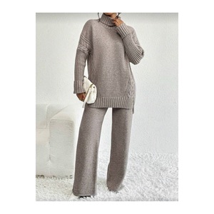 Ensemble en tricot torsadé gris anthracite pour femme avec col côtelé et fentes latérales - Product Image 2