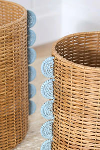 Juego de 2 cestas de mimbre festoneadas hechas a mano, bonitas cestas de ratán, decoración del hogar hecha a mano de Vietnam - Product Image 3