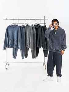 Conjunto de Sudadera con Capucha y Pantalones Deportivos Vintage Desgastados Personalizados para Hombre, Ropa Urbana Retro |   Sudadera con Capucha Extra Grande y Hombros Caídos - Product Image 2