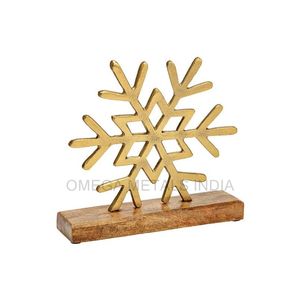 ของตกแต่งคริสต์มาสรูปเกล็ดหิมะดีไซน์ใหม่ ตัวเรือนสีทองพร้อมฐานไม้ ขายส่ง - Product Image 1