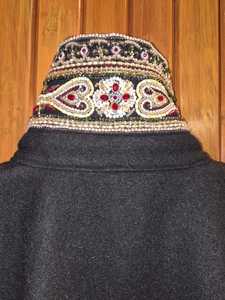 Veste en laine noire mélangée avec un col richement brodé et orné de perles, fabriquée par la marque Champ King - Product Image 4