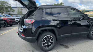 Jeep Compass Trailhawk 2024 d'occasion, conduite à gauche, sièges en cuir, caméra de recul, excellent état, phares au xénon, écran tactile - Product Image 2
