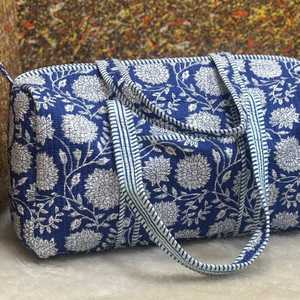 Bolso de viaje acolchado con estampado floral Dama estilo Weekender duffle Forro de algodón con cremallera - Product Image 1