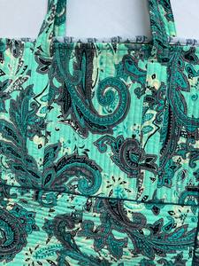 Sac de créateur pour femme réversible en soie coton Kantha matelassé à motif floral sac fourre-tout décontracté à fermeture ouverte à deux poignées - Product Image 4