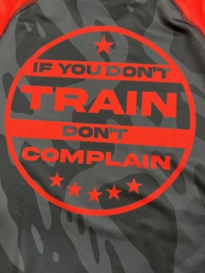 MMA เสื้อแรชการ์ดพิมพ์ซับลิเมชันกำหนดเอง240ป้องกันอัลทวอยเลต์ GSM การบีบอัดการต่อสู้แบบผดผื่น BJJ ผลิตในปากีสถาน - Product Image 5