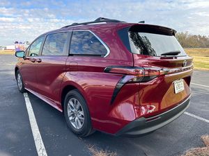 Sienna LE 2021 Usada en Buen Estado, Volante a la Izquierda - Product Image 3