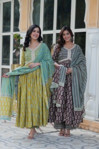 Robe Anarkali classique à la demande avec Dupatta élégant et décolleté détaillé pour les rassemblements religieux et les fonctions familiales - Product Image 2