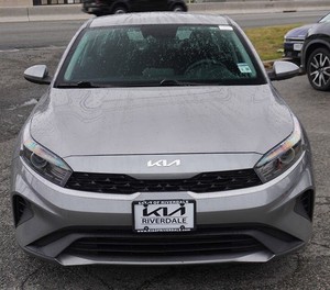 Clean Used 2024 Kia Forte LXS FWD Usado con ruedas de aleación Asientos de cuero Navegación Arranque remoto Paquete de tecnología de techo solar - Product Image 1