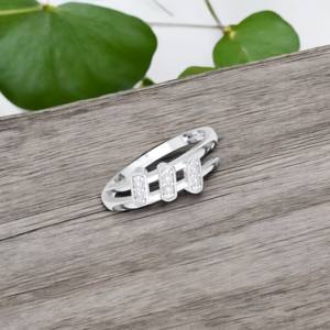 Juego de puntas de diamante de corte redondo de laboratorio de 0,05 quilates de quilates en tres anillos ovoides de ajuste vertical hechos a mano en platino para ella - Product Image 3