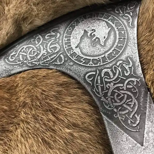 Hacha Vikinga Hecha a Mano con Mango de Madera de Fresno Grabado y Funda de Cuero con Grabado en la Cabeza - Product Image 5