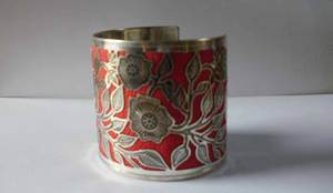 Manchette en laiton de couleur personnalisée de style traditionnel moderne et religieux en cuivre antique fait main avec motif floral - Product Image 3