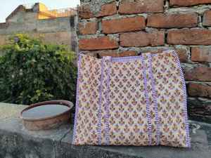 Sac fourre-tout matelassé en coton 100% imprimé à la main en Inde, écologique et durable pour les courses quotidiennes, la plage et les voyages - Product Image 4