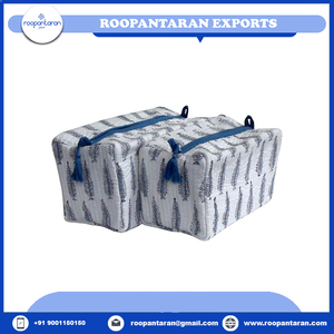 Ensemble de 2 trousses de toilette en coton imprimé à la main de qualité supérieure, rembourrées, avec fermeture éclair, disponibles à la vente - Product Image 6