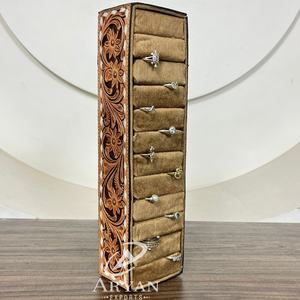 Nouvel arrivage de présentoirs d'anneaux en cuir usiné à la main Boîte de présentation élégante en velours marron Vertical Organisateur de bijoux Support de rangement Stand Case - Product Image 1