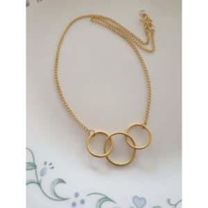 Collar con colgante de tres círculos entrelazados chapado en oro personalizado, cadena minimalista, joyería para mujeres y niñas para uso diario - Product Image 2