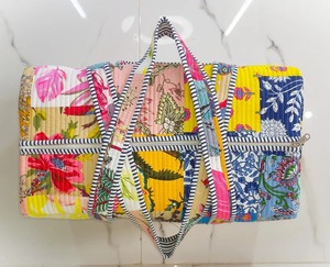 Bolsa de lona de algodón hecha a mano, estilo patchwork, multicolor, acolchada, para viaje, equipaje, con múltiples compartimentos. - Product Image 4