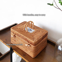 Unique avec une boîte rectangulaire en rotin naturel combinée avec des poignées en céramique, il aide à un rangement efficace.