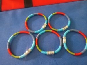 Collar de cuentas de semillas trenzadas multicolor hecho a medida con cadena ajustable rosa, naranja y beige. Ideal para bodas - Product Image 4