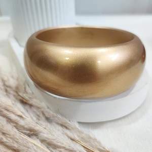 Bracelets en résine faits à la main et peints à la main, avec perles colorées intégrées, design moderne et élégant, thème ange et amour, légers - Product Image 2