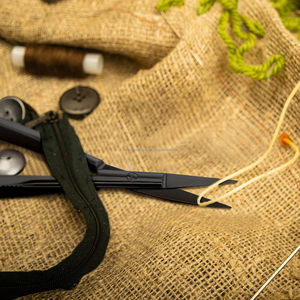 กรรไกรตัดหนังกำพร้าสแตนเลสสตีลสีดำแบบกำหนดเอง ปลายแหลม สำหรับทำเล็บ ขายส่งแบบติดฉลากส่วนตัว - Product Image 3