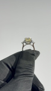 Bague de fiançailles et de mariage de luxe pour femme en or massif 14 carats avec diamant central taille poire, diamants latéraux et perle d'eau douce - Product Image 5