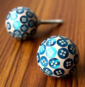 Perilla de puerta de remolino de madera y resina con acabado natural hecho a mano con manija de estilo Ángel duradera para armarios y cajones - Product Image 4