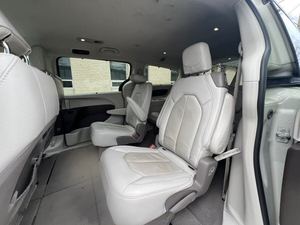MINIVAN P-ACIFICA TOURING L FWD 2020 D'OCCASION EN EXCELLENT ÉTAT, COULEUR ARGENT, TRANSMISSION AUTOMATIQUE, TRACTION AVANT, 287 CV, MOTEUR V6 3.6L - Product Image 3