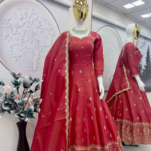 Robe Anarkali de haute qualité pour femmes Design traditionnel indien pakistanais avec touche moderne Taille naturelle Prix de gros - Product Image 1