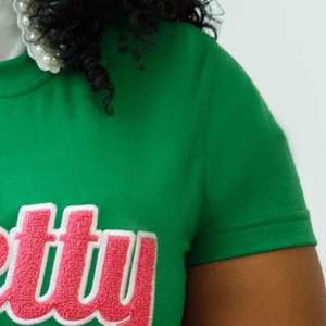 Camiseta gráfica 'APretty' para mujer griega 2025, cuello redondo verde brillante con texto rosa, envío gratis - Product Image 6