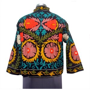 Chaqueta de Invierno Acolchada y Transpirable de Algodón 100% con Bordado Suzani Estilo Bohemio para Mujer, Ideal para Fiestas Tradicionales - Product Image 5