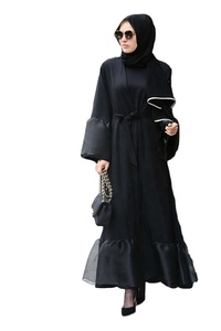 Abaya modesta azul claro para mujeres musulmanas con puños texturizados, hiyab integrado, elegante vestido islámico informal. - Product Image 2