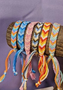 Pulsera amistad ajustable/Tejido/Chevron/cuatro colores/diseños surtidos - Product Image 2