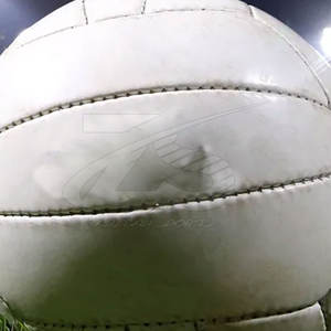 Football gaélique durable de taille officielle personnalisable avec des couleurs et un logo personnalisés pour les sports de plage par le fabricant - Product Image 5