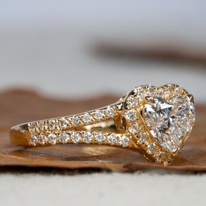 Bague de fiançailles vintage en or jaune 18 carats avec diamant CVD de laboratoire taille brillant en forme de cœur certifié IGI et alliance à deux branches pour fête - Product Image 3