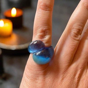 Anneaux en résine acrylique de forme ronde, fabriqués à la main, anneaux d'amour pour femmes, bijoux de fête, vente en gros au meilleur prix - Product Image 1