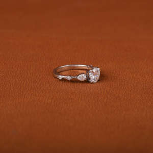 Anillo de Compromiso Vintage con Diamante Cultivado en Laboratorio de Corte Redondo en Oro Sólido de 18 Quilates, Elegante y Clásico, Anillo de Regalo para Mujer - Product Image 3