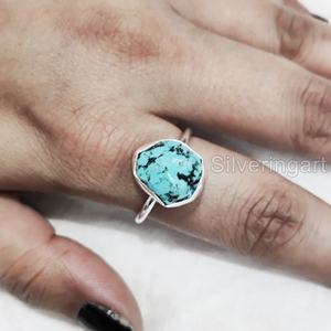 Anillo de Plata de Ley 925 con Piedra Natural de Turquesa en Bruto para Mujer, Anillo de Banda Lisa con Gema de Nacimiento de Diciembre - Product Image 1