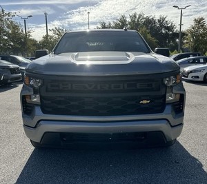 Clean Pre-owned 2023 Chevrolet Silverado 1500 Cabine d'équipe personnalisée RWD avec roues en alliage Système de navigation de siège en cuir Démarrage à distance - Product Image 1