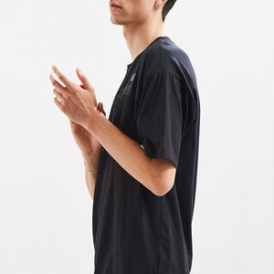 Camiseta de Hombre Blanca de Manga Corta con Logotipo Personalizado OEM, Diseño de Dibujos Animados Tejido con Patrón, Etiqueta de Logotipo de Algodón Estampada - Product Image 3