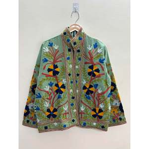 Chaqueta Reversible de Algodón Bordada con Diseño Suzani para Mujer, Color Verde Pistacho, Acolchada, con Logotipo Personalizado, Hecha a Mano en Jaipur, Marca Sage Meadow - Product Image 2