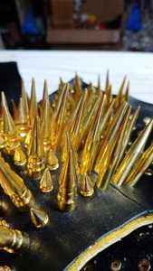 Chaqueta de cuero con pinchos auténtica para hombre personalizada hecha a mano, chaqueta de cuero artesanal con tachuelas doradas de estilo moderno de alta calidad - Product Image 2