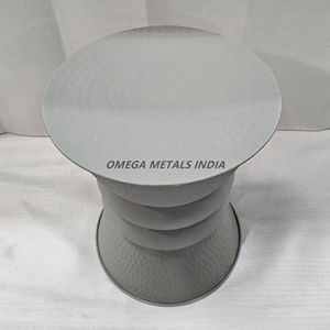 Table d'appoint grise moderne avec un profil dramatique Meuble sensuel et accrocheur pour maisons raffinées - Product Image 1