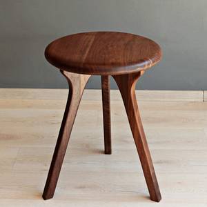 Mesa auxiliar de madera redonda moderna de mediados de siglo con elegante diseño curvo de tres patas, mesa de acento elegante para sala de estar y dormitorio - Product Image 3