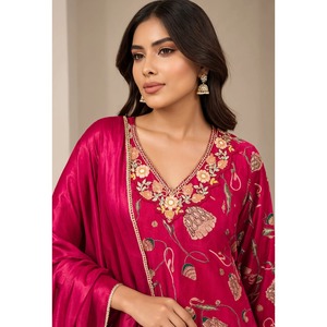 Ensemble 3 pièces de luxe pour femme en satin de soie 100% rose imprimé et brodé, comprenant Kurta, pantalon et dupatta, à séchage rapide - Product Image 2