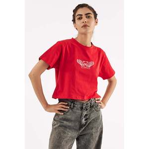 Camiseta corta con gráfico rojo Teddy para mujer - Product Image 1