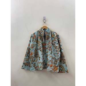 Chaqueta de terciopelo acolchada Mughal Garden con estampado a bloques en Aqua Empolvado y Flor de Otoño, rellena de algodón - Product Image 4