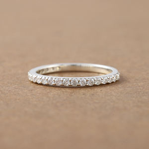 Bague de mariage luxueuse en or massif, 18 carats, taille ronde, diamant de laboratoire, serti d'une demi-éternité, bague cadeau pour femme IGI - Product Image 6